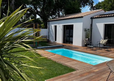 Terrasse en bois Ipé autour d’une piscine à Nieul-sur-Mer