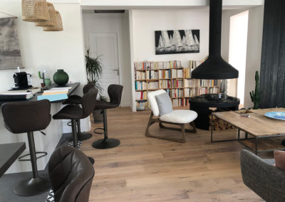 Pose de parquet contrecollé en chêne fumé au Bois Plage (Île de Ré) dans une maison neuve avec chauffage au sol