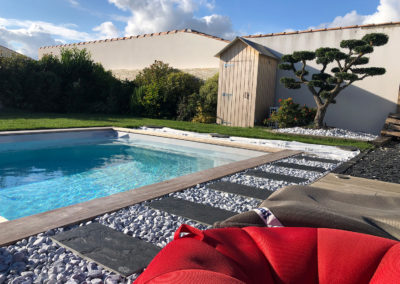Local technique de piscine dans le style d’une cabane de plage à Aigrefeuille d’Aunis