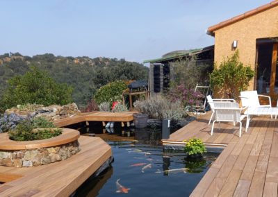 Terrasse en Cumaru avec Piscine et Bassin à Carpes Koï : Un Havre de Paix au Cœur de l’Arrière-Pays Catalan