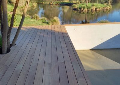 Terrasse en Cumaru avec Piscine au Bord d’un Étang en Occitanie : Nature, Sérénité et Bois d’Exception
